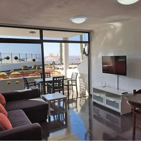 Wow, Sea View, Beach Walks Apartment